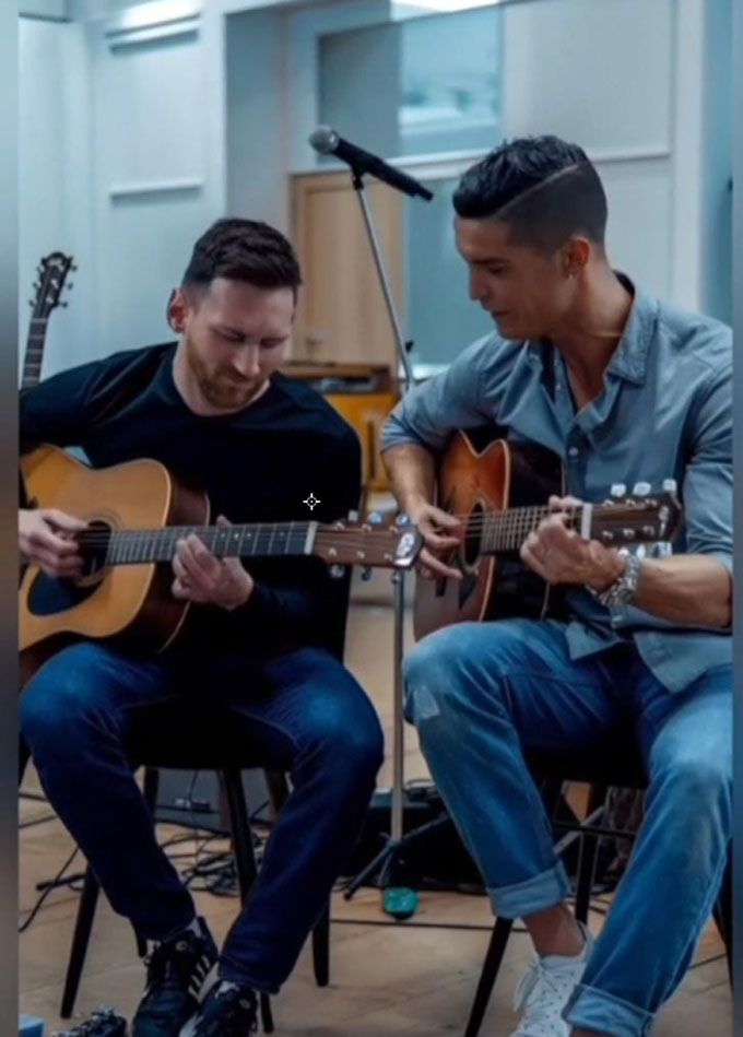 Ronaldo và Messi chơi guitar cùng với nhau