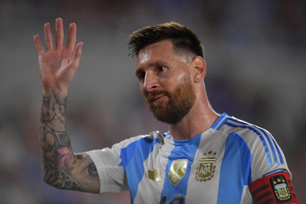 Lionel Messi cân bằng kỷ lục của Cristiano Ronaldo