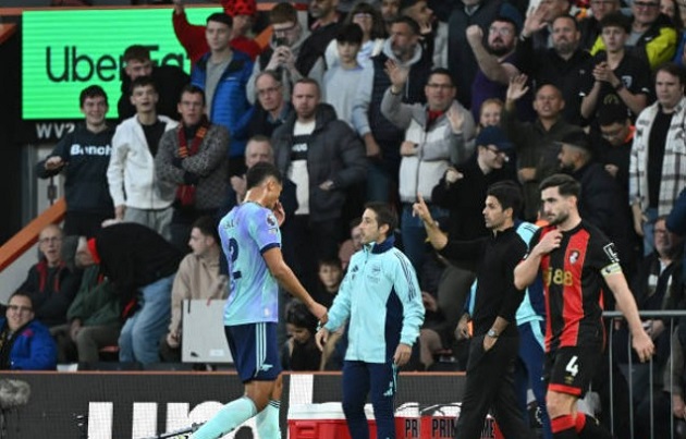 Cựu trọng tài Premier League phân tích tình huống của Saliba và Adarabioyo