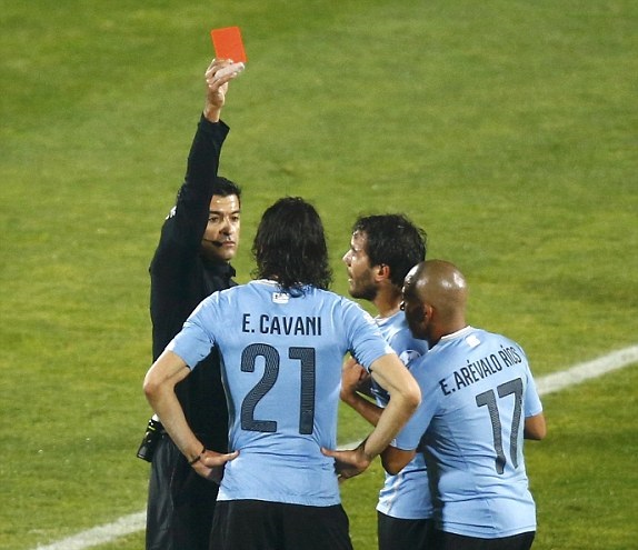 Thẻ đỏ cho Cavani trong trận thua Chile